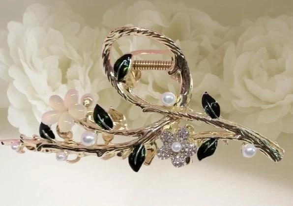 Grande pince dorée avec des fleurs
